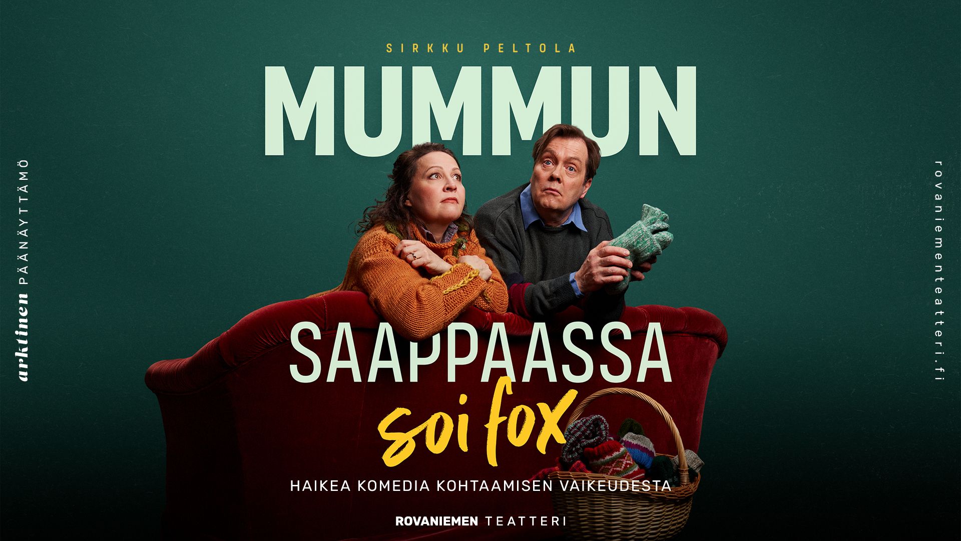Mies ja nainen, keski-ikäiset katsovat sohvalta ympärilleen.