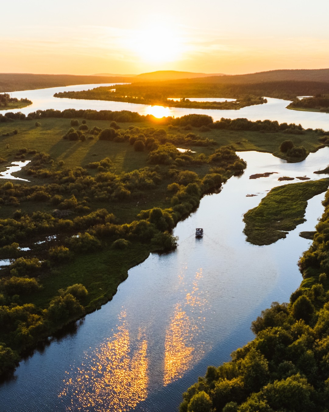 Ounasjoki river deltas, bathing in the light of the Midnight Sun. 🥰🌞

The Midnight Sun shines in Rovaniemi through the summer, creating a magical light phenomena for all waterfronts. Have a look at ways to enjoy the Arctic waters of Rovaniemi summer, link in story!

Image with @laplandsafaris 

#rovaniemi #visitrovaniemi #lapland #laplandfinland #finland #arcticcircle #arctic #river #ounasjokiriver #ounasjokiriverdeltas #riverdelta #midnightsun #nightlessnight #lappi #keskiyönaurinko #rivercruise #watersports #napapiiri #jokiristeily