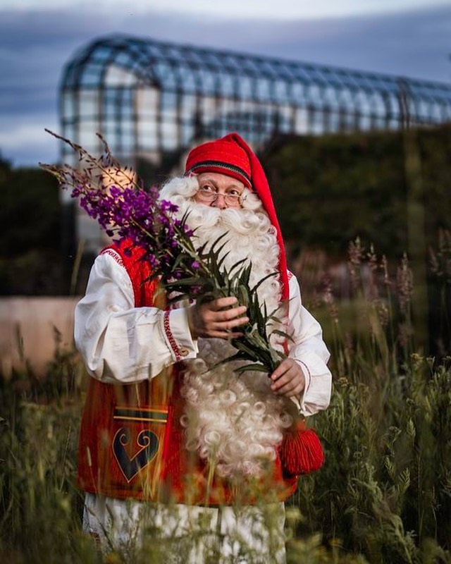 Happy Midsummer! Hyvää juhannusta! 

Rovaniemi and it's most famous resident celebrate summer solstice today and tomorrow ☀️

#midsummer #rovaniemi #visitrovaniemi #santaclaus #summer2022 #arcticsummer #visitfinland 

#mids