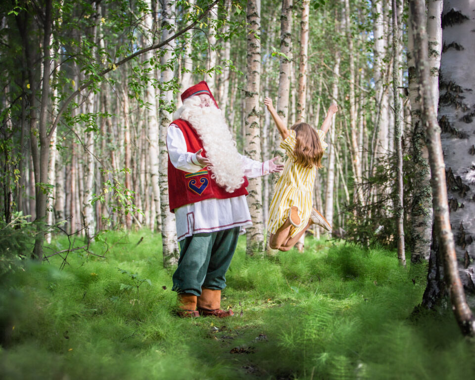 Rovaniemi on Joulupukin virallinen kotikaupunki. Tapaa Joulupukki vuoden jokaisena paivana jopa kesalla.