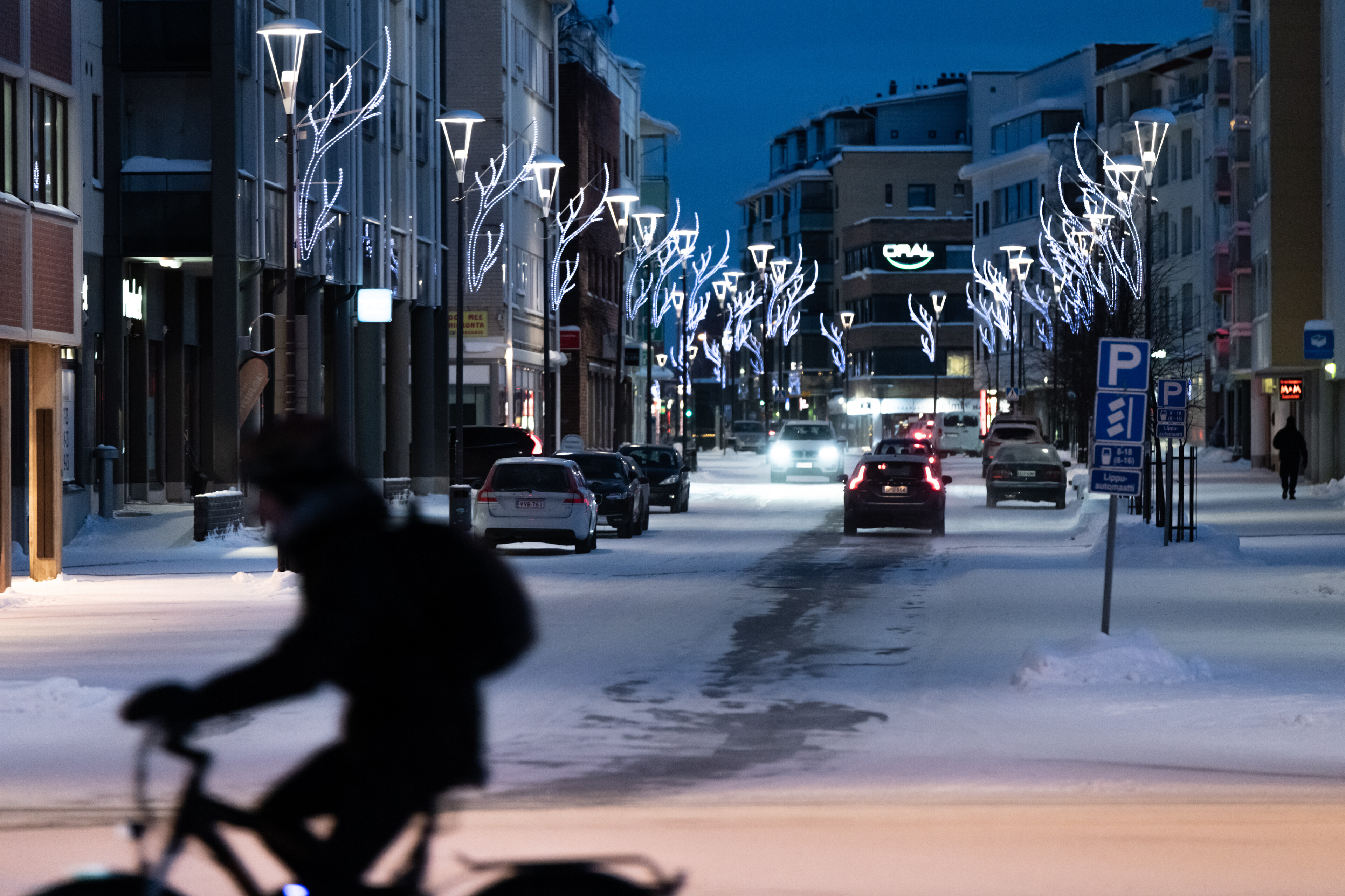 Liikennettä Rovaniemen keskustassa tunnelmavalaistuksessa talvella, Lapissa.