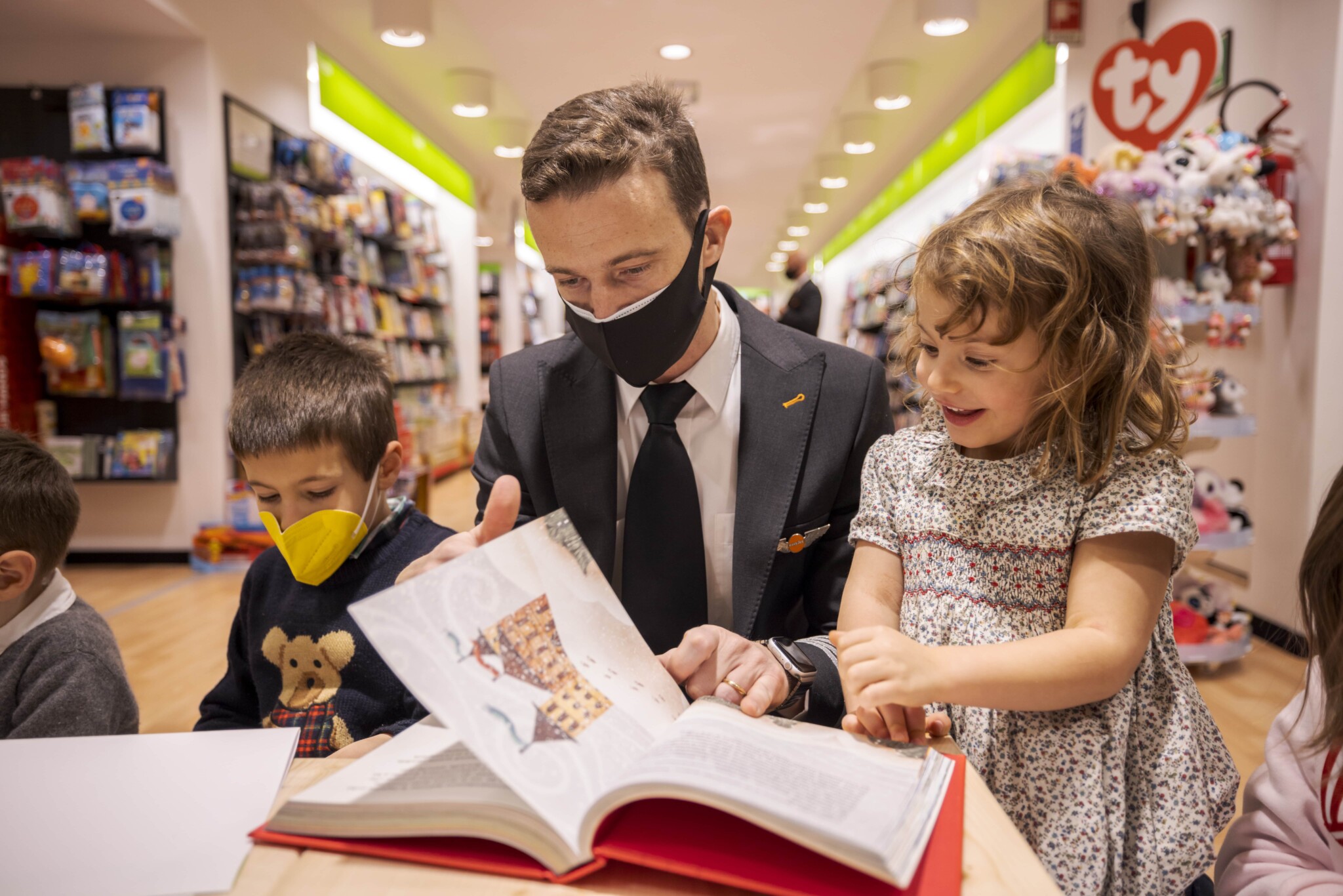 easyJet and Librerie Feltrinelli launch the campaign #DEARSANTACLAUS