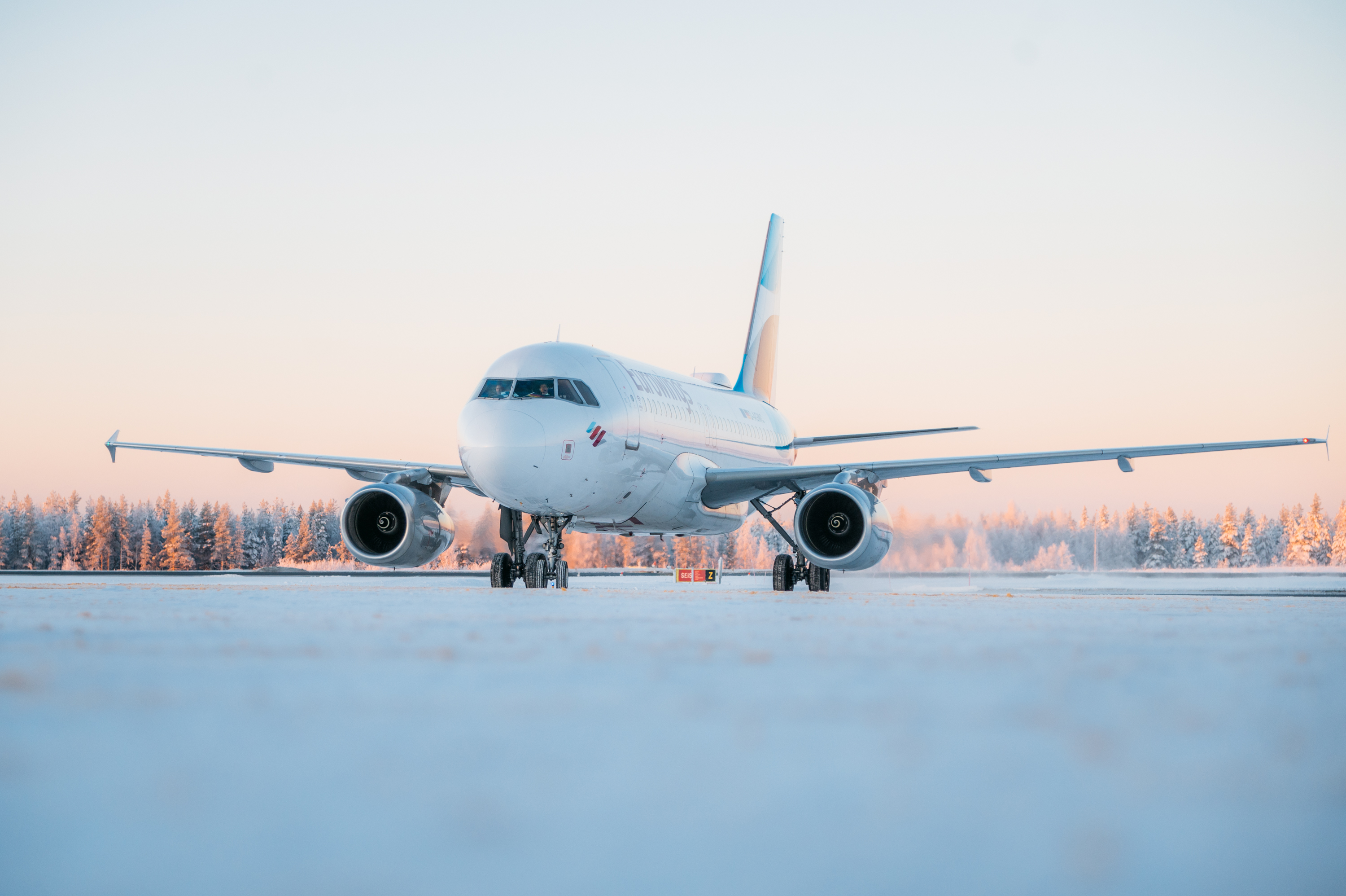 Eurowingsin lentokone laskeutumassa Rovaniemen lentokentälle kauniissa auringonlaskussa talvella, Rovaniemellä, Lapissa.