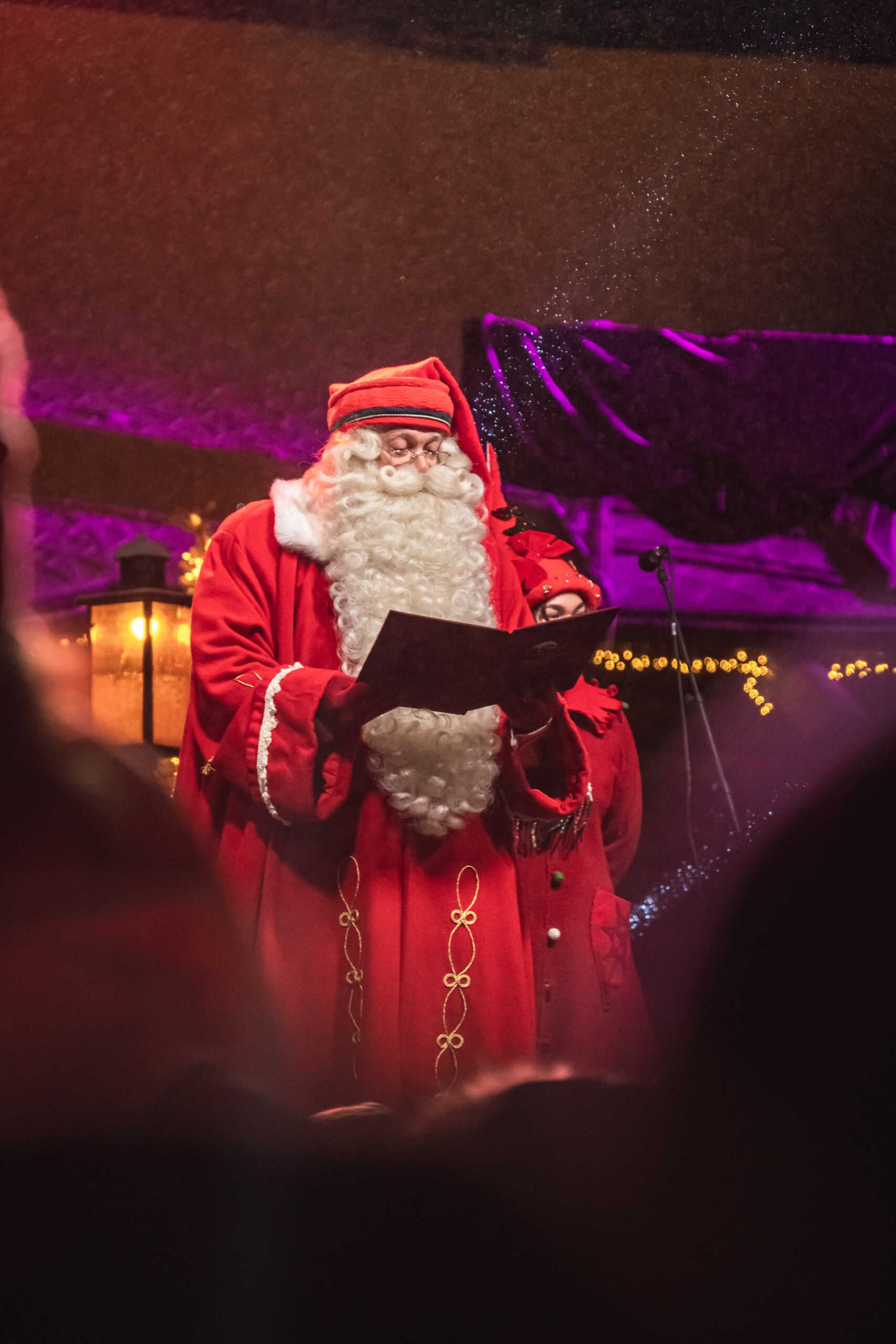 Joulupukki puhumassa Rovaniemen Joulunavauksessa Joulupukin Pajakylässä talvella Rovaniemellä, Lapissa.