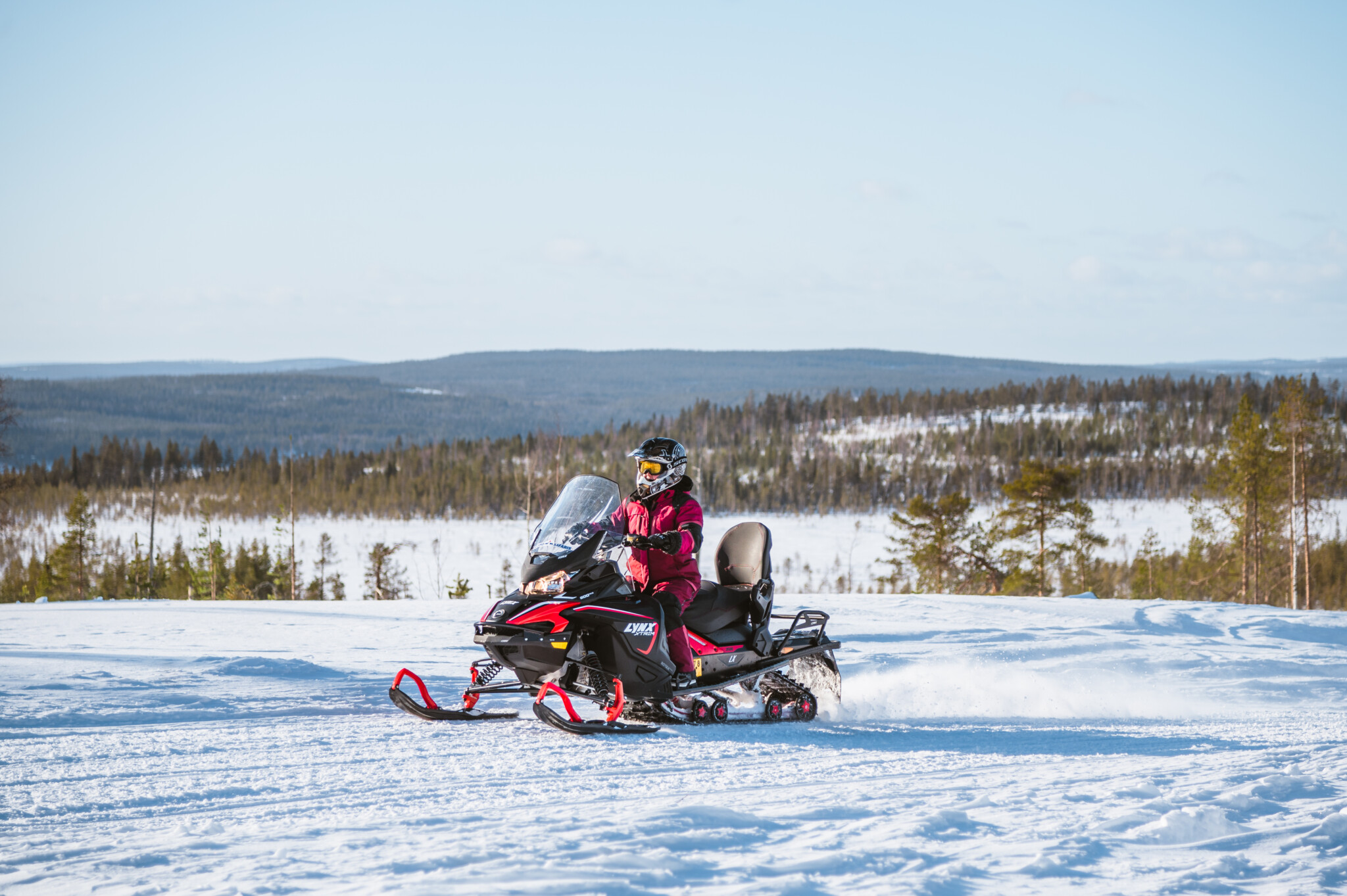 Moottorikelkkailu Rovaniemella Lapissa Snowmobiling in Rovaniemi Lapland Finland