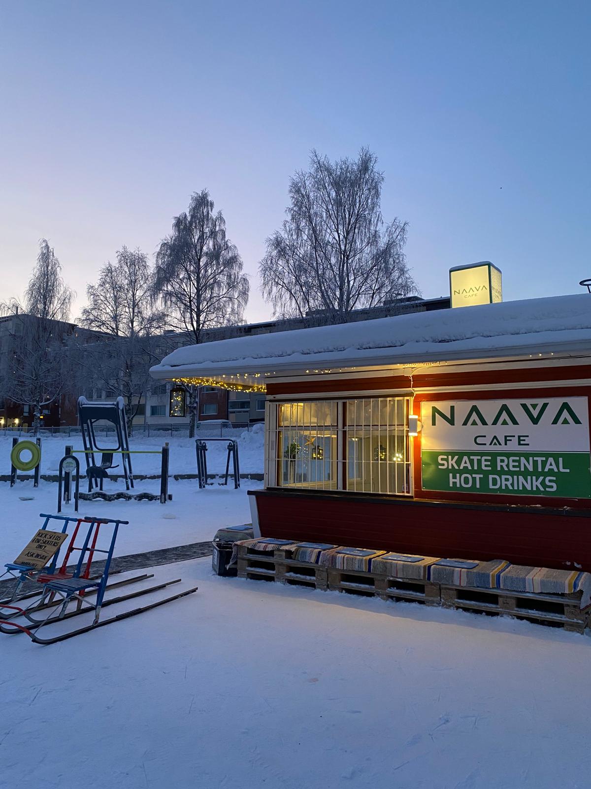 Naava Cafe, jossa luistinten vuokrausta talvella.