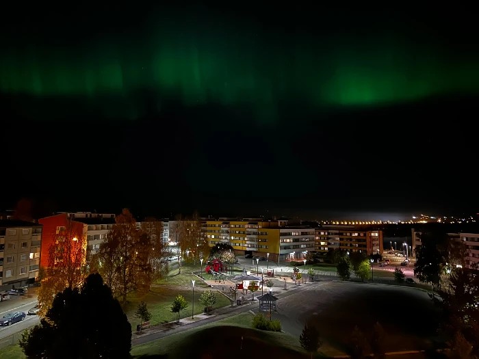 Revontulet kaupungin puiston päällä.