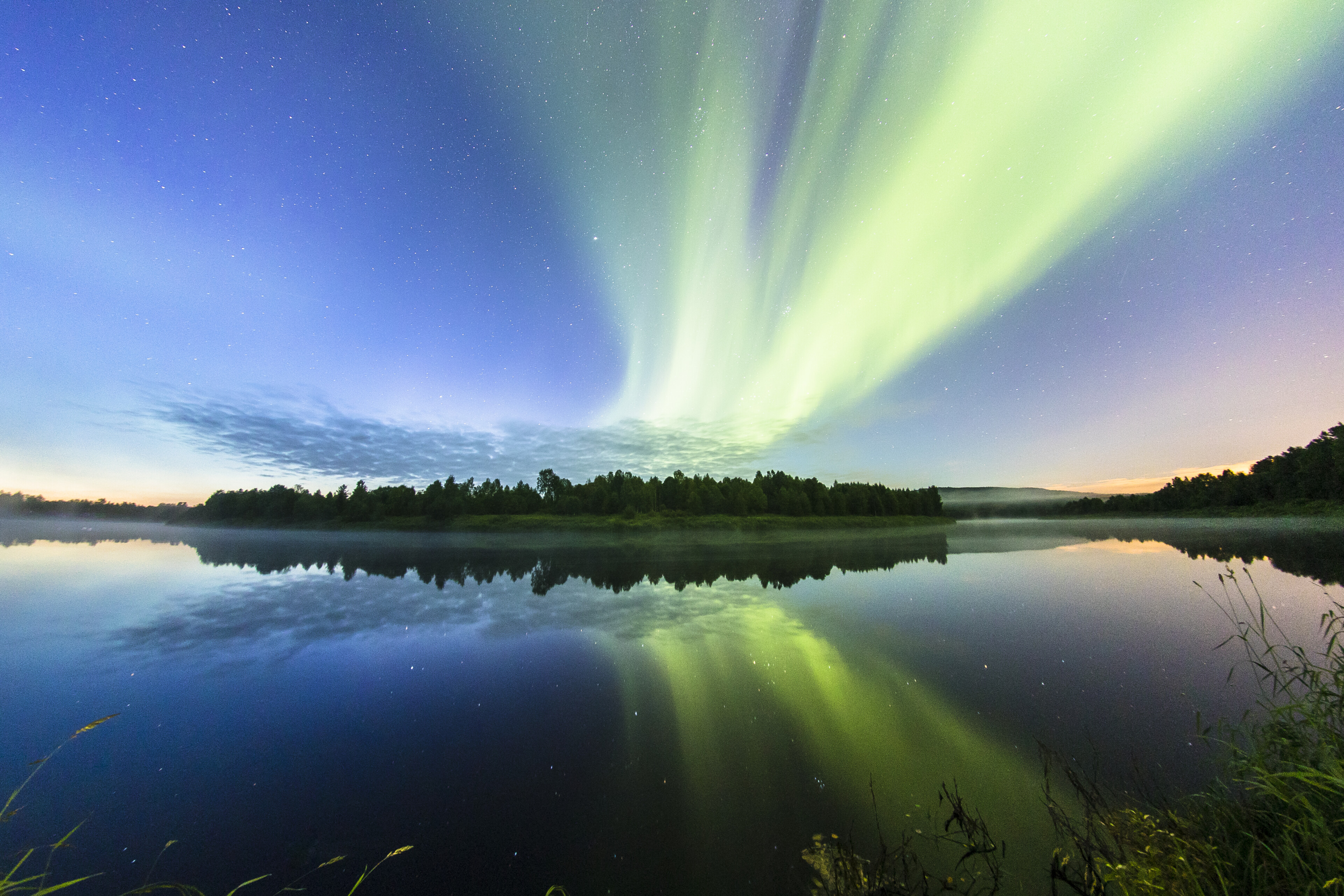 Revontulet tanssivat taivaalla syksyisessä maisemassa Rovaniemellä, Lapissa.