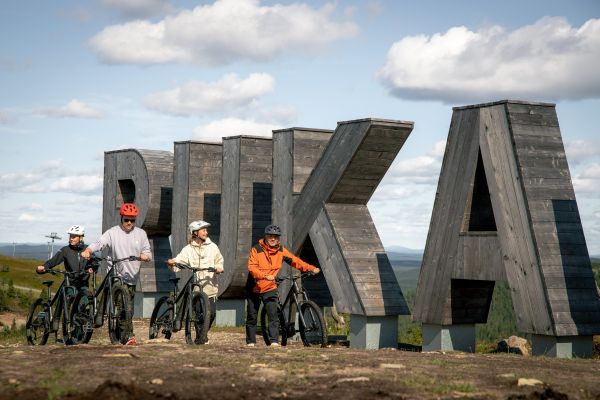 People biking on top of Ruka tunturi fell in summer