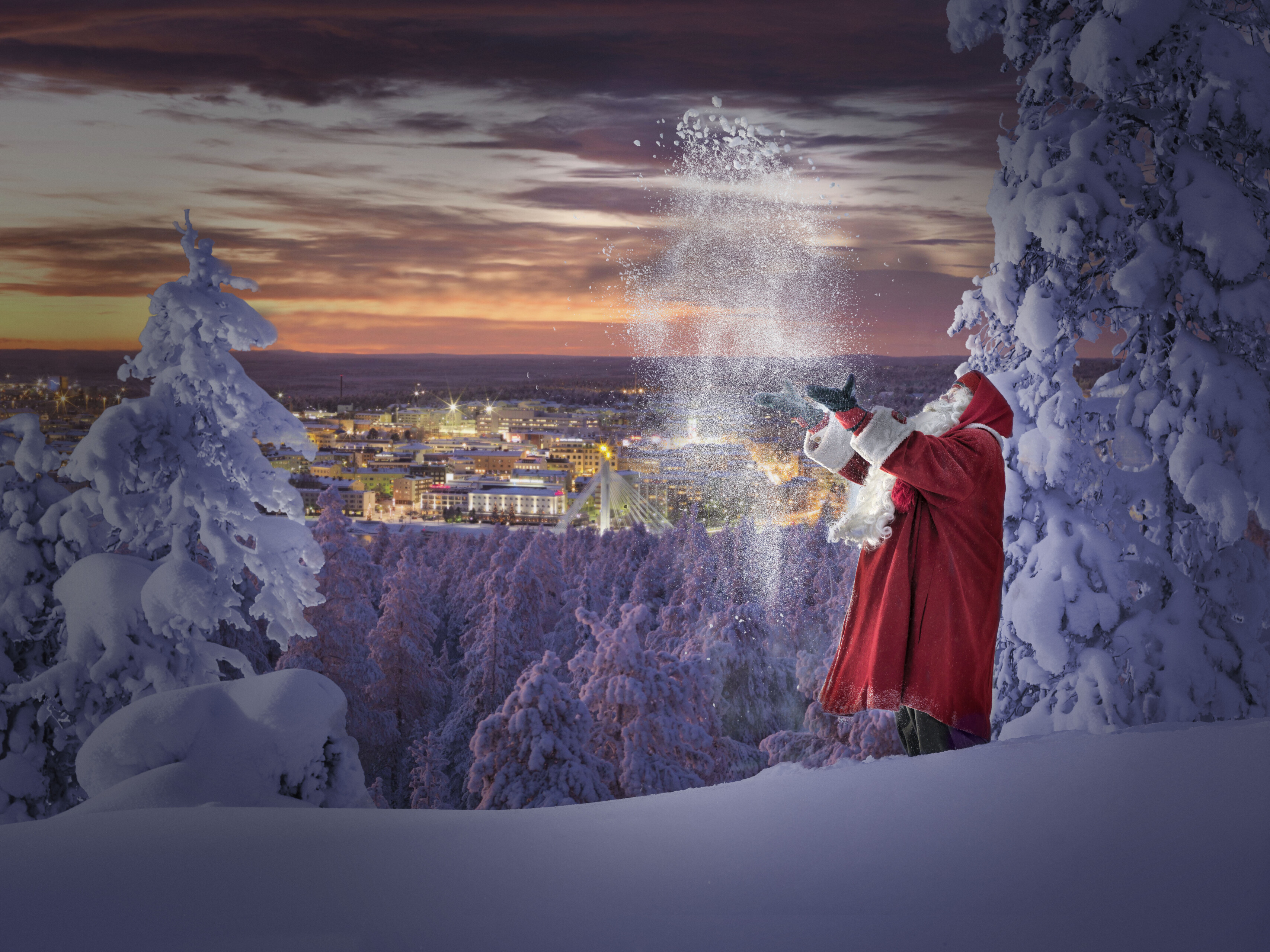 Joulupukki nauttimassa lumesta ja talvesta Rovaniemellä, Lapissa.