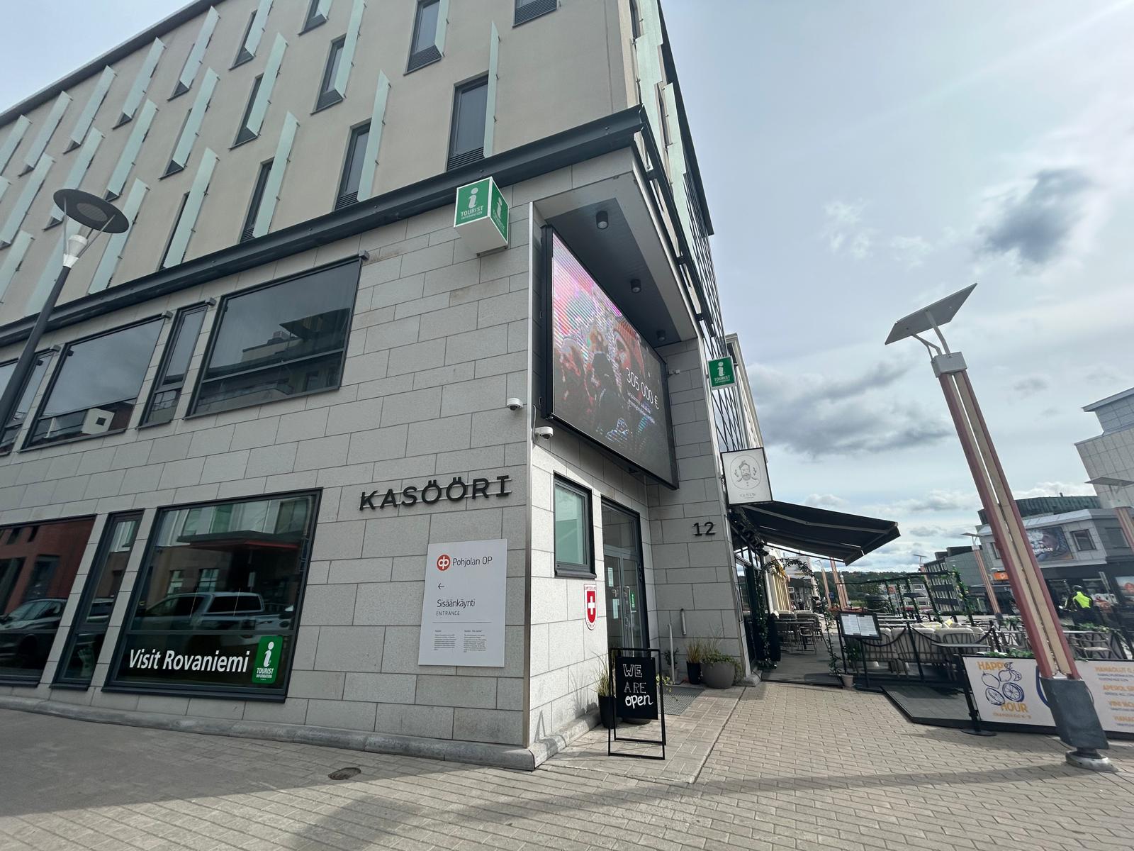 Rovaniemen Matkailuneuvonta ulkoa kuvattuna päivänvalon aikaan